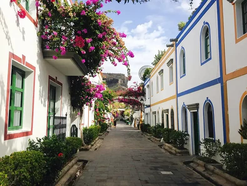 Entorno urbano tradicional en Gran Canaria utilizado como referencia para el análisis de convivencia entre uso residencial y actividad turística en destinos insulares.