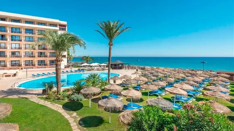 Vista aérea de complejo hotelero en la Costa del Sol con piscinas, zonas ajardinadas y playa, utilizada como contexto visual en un estudio de análisis de datos turísticos y oferta alojativa.