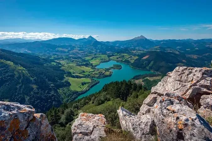 Paisaje de interior en Euskadi utilizado como referencia para el análisis territorial, sostenibilidad ambiental y planificación de destinos turísticos de interior.